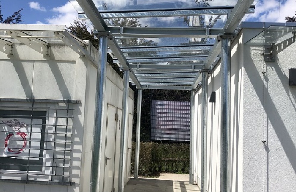 Zwischendach in Stahl mit Plexiglas